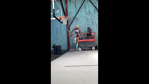 Name a dunk better than this because I can’t! 🤯🏀 (🎥: teamflightbrothers , 1footgod / IG)