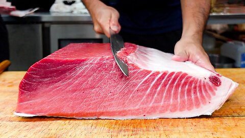 Cutting giant bluefin tuna into sumptuous sashimi, tuna teppanyaki - Taiwanese food
