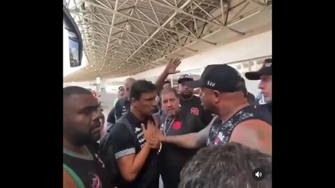 Organizada no aeroporto cobrando Zé Ricardo, Carlos Brazil e Luiz Mello