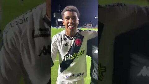 Vasco 2x1 Guarani - Jogadores agradecendo a torcida após a vitória