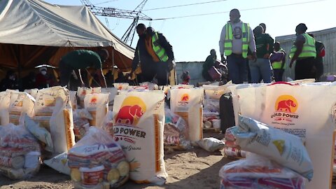 SOUTH AFRICA - Cape Town - Lulwazi and the Gift of The Givers Donating Food Parcels (Video) m (yqe)