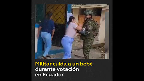 Militar cuida a un bebé mientras su madre vota en Ecuador