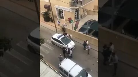 Patrulă de poliție agresată în Spania!