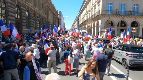 Marche nationale pour les libertés place du Palais Royal à Paris le 02-07-2022 - Vidéo 1