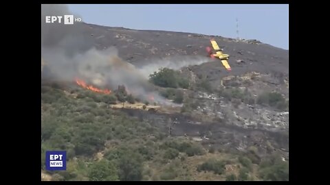 FIREFIGHTING PLANE👨‍🚒✈️🧑‍🚒💔🥀CRASHES ON HILLSIDE BATTLING WILDFIRES🚒IN SOUTHERN GREECE🔥🌳🔥🌴💦✈️🌲💫