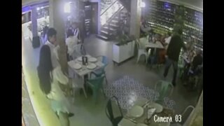 En video quedó registrado robo múltiple en restaurante de Bucaramanga