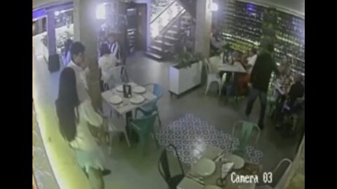 En video quedó registrado robo múltiple en restaurante de Bucaramanga