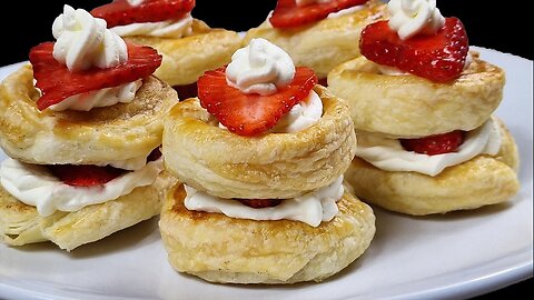 Delicious dessert in 5 minutes! Just puff pastry and 2 strawberries!