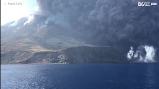 L'éruption du Stromboli prend ces touristes de court
