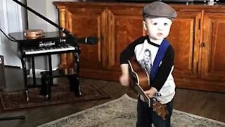 Nuttet lille dreng elsker countrymusik