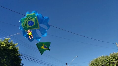 Pipa paraquedinha com bonequinho e bandeira do Brasil.