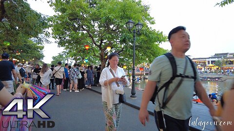 Walking on the shopping street, the coffee shop is bustling with the bustle of Tran Phu, Hoi An