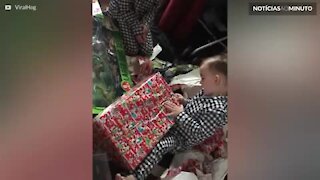 Criança recebe o presente que menos queria