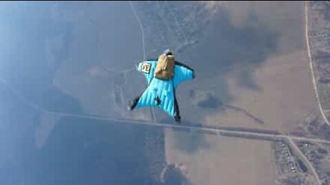 Paraquedista faz o primeiro salto de wingsuit com paraquedas redondo