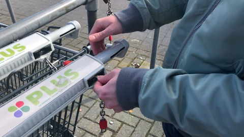 Geen muntje voor je winkelwagen? Gebruik een sleutel - Use a key to unlock your shopping cart