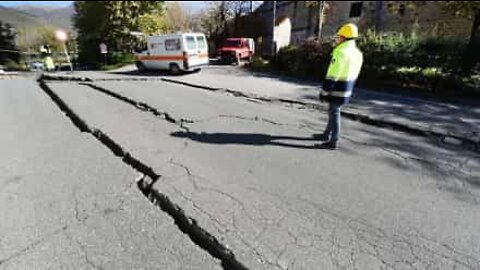 Sismo causa mini-tsunami numa piscina nos EUA