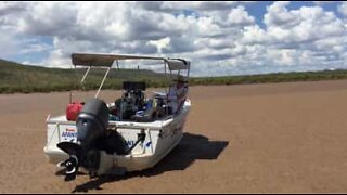 Pescadores encalhados em rio repleto de crocodilos na Austrália