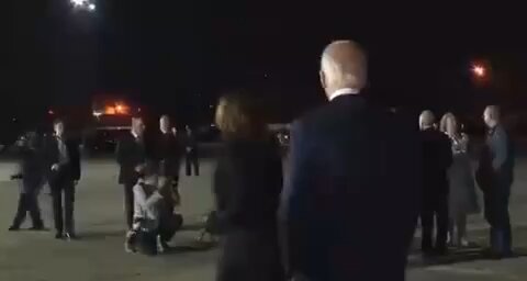 ✈️ Biden Boards Wrong Plane While Kamala Watches 😳🚶‍♂️