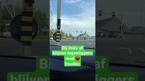 Link afslaan bij verkeerslichten in de vorm van een pijl.