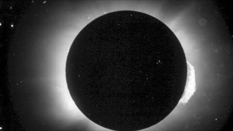 Eclipse Total - Algo estranho entre o Sol e a Lua
