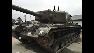 Tanque de guerra provoca acidente em estrada na Rússia
