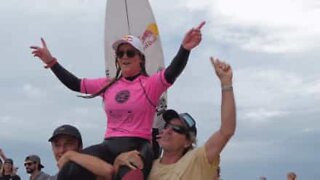 Adolescente de 15 anos é a mais jovem campeã de surf de sempre