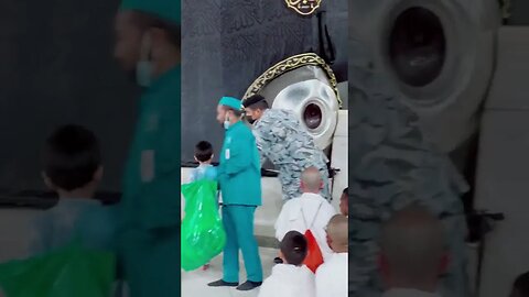 Kitna khosh naseeb hy Bach hajre aswad Ka bosa Mila is ko Mashallah 🕋 || hajj live update 2023