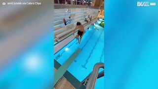 Ce jeune homme fait un plongeon impressionnant en sautant de deux plongeoirs!