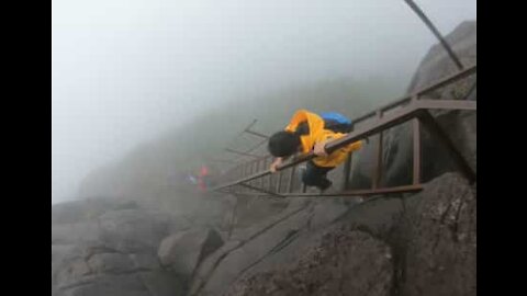 Ils risquent leur vie pour le paysage de Harishchandragad