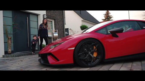 Lamborghini Huracan Performante, a Santa Claus present