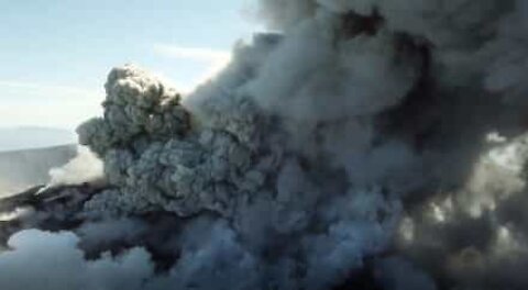 Vulcano di 'James Bond' libera una densa coltre di fumo