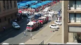 Firefighter falls from burning government building in Joburg CBD (gwC)