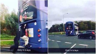 Hullua: lapset matkustavat bussin perässä roikkuen