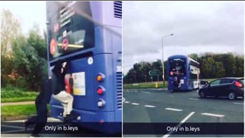 Hullua: lapset matkustavat bussin perässä roikkuen