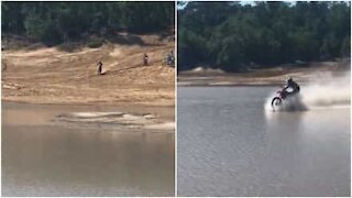 Un motociclista che corre sulle acque