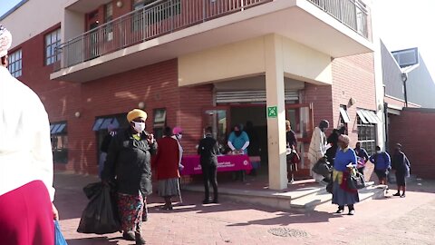 SOUTH AFRICA - Cape Town- ward 98 Councilor donates to old peoples of the community (Video) (WUM)
