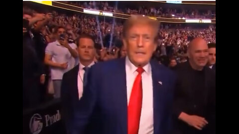 President Trump Enters UFC and the crowd goes WILD ! 💃🏻🥊