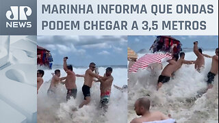 Ressacas atingem praias e assustam banhistas no RJ