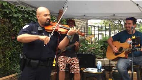 파티장에서 멋지게 바이올린을 타는 경찰관의 카리스마!