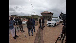 SOUTH AFRICA - Durban - HAWKS, Asset Forfeiture Unit raid Zandile Gumede's home(Videos) (Rsu)