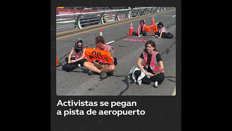 Medioambientalistas bloquean el mayor aeropuerto de Alemania pegándose a la pista