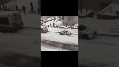 carro policia escorregando gelo