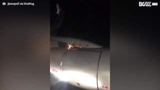 Panico a bordo: un motore in fiamme durante il volo
