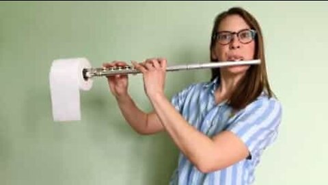 Flautista arrasa o desafio do papel higiênico!