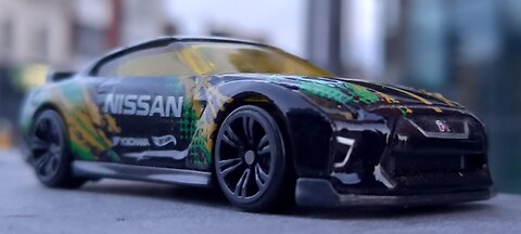 Unboxing and releasing the Hotwheels Neon Speeders 2017 Nissan GTR R35