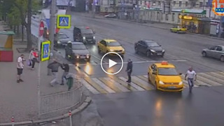 (VIDEO) Tukao djevojku nasred ulice, a potom požalio što se rodio