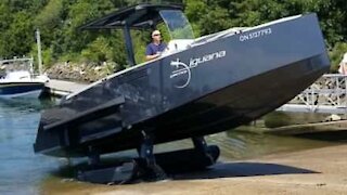 Ce bateau est aussi à l'aise sur l'eau que sur la route