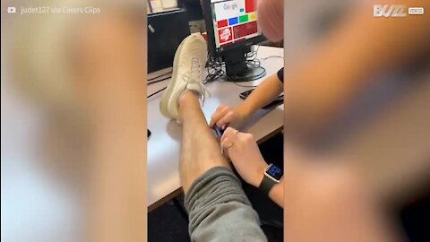 Un jeune homme se crée une barbe en poils... de jambes