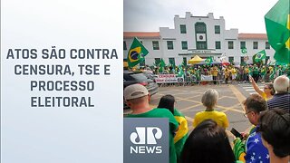 Manifestantes se reúnem em frente ao Batalhão do Exército em Florianópolis