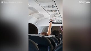 Fa il bucato e stende dentro l'aereo!